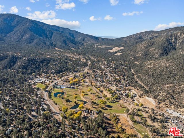2222 Gimmewald Place, Pine Mountain Club CA: https://media.crmls.org/mediaz/1a4505a8-e353-4d99-8f31-c6e49999836a.jpg