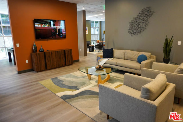 520 N Central Avenue, Glendale CA: https://media.crmls.org/mediaz/1a4617e3-facc-4a89-88d6-4ad5cd7ff973.jpg