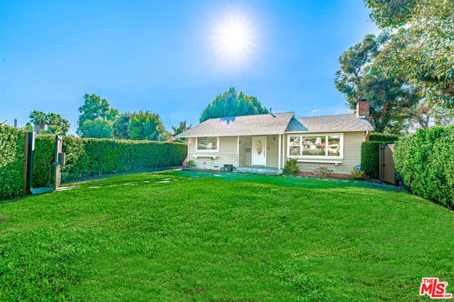 5353 Don Pio Drive, Woodland Hills CA: https://media.crmls.org/mediaz/1a46a8e9-c211-4fc4-b06e-e65b68f2e8f6.jpg