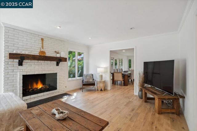 42 Freitas Dr, Moraga CA: https://media.crmls.org/mediaz/1a46b811-3fa1-4b9c-8e3a-6cf6595c86c4.jpg