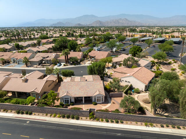 78626 Blooming Court, Palm Desert CA: https://media.crmls.org/mediaz/1a4734c3-c5fe-4fdb-b911-fd85260f319a.jpg