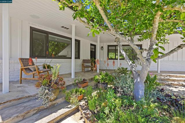 3363 Springhill Rd, Lafayette CA: https://media.crmls.org/mediaz/1a476517-2125-41c5-a9ba-8198eccc6890.jpg