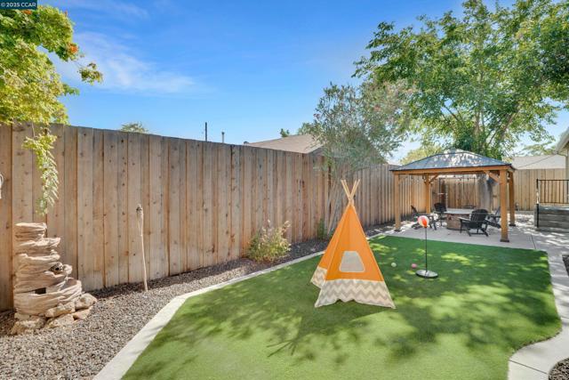6911 Brentwood Blvd, Brentwood CA: https://media.crmls.org/mediaz/1a47914a-fb76-4283-9756-cb2bc8a210b9.jpg
