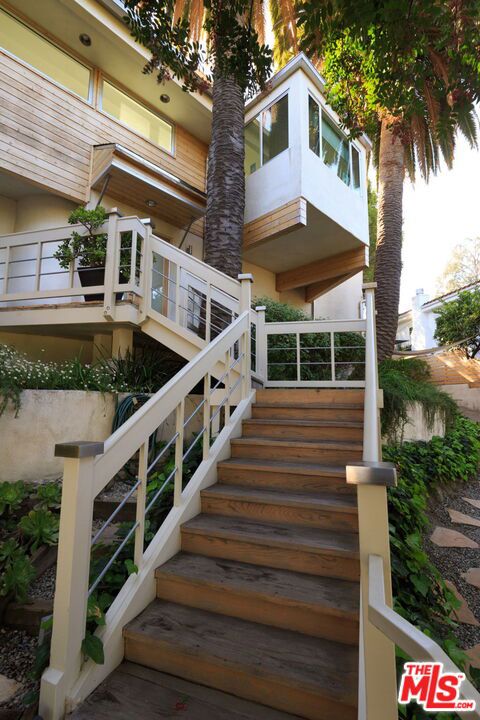 14622 Valley Vista Boulevard, Sherman Oaks CA: https://media.crmls.org/mediaz/1a47eaf0-9e2c-4085-b2f5-55135486ecd5.jpg