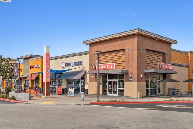 5223 S Esprit Loop, Dublin CA: https://media.crmls.org/mediaz/1a496a64-d5e9-452a-adc5-350645b5b1b6.jpg