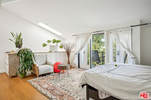 815 Hampton Drive, Venice CA: https://media.crmls.org/mediaz/1a4a74ba-5f1c-464f-be10-fef53e7b9357.jpg