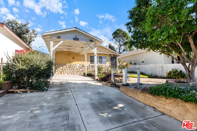 10626 Mountair Avenue, Tujunga CA: https://media.crmls.org/mediaz/1a4ac412-815e-4521-b9f7-e802d5b43023.jpg