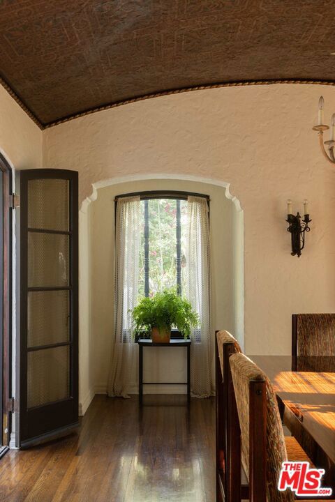 2666 Aberdeen Avenue, Los Angeles CA: https://media.crmls.org/mediaz/1a4b5ea3-5832-450e-a6ec-9b213b79c390.jpg