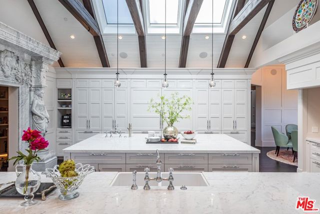 5076 Island Forest Place, Westlake Village CA: https://media.crmls.org/mediaz/1a4e1b79-010e-4d92-b0a3-d7b75868fe36.jpg