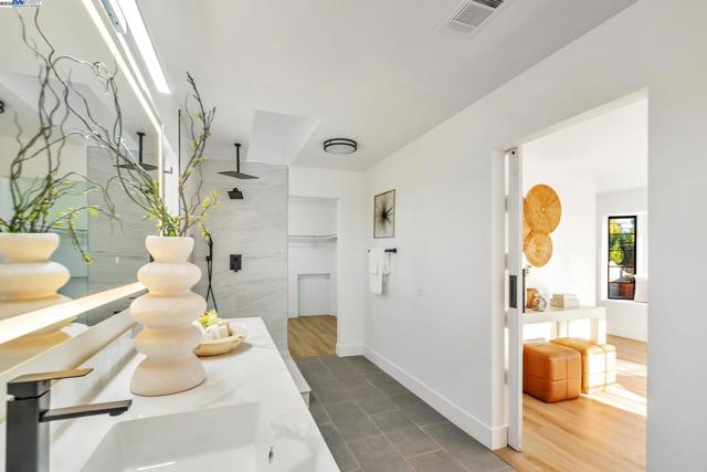1575 Via Lucas, San Lorenzo CA: https://media.crmls.org/mediaz/1a4e6c03-fc19-4cc5-96b5-4d051e497a86.jpg