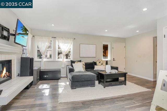 896 Camelback Place, Pleasant Hill CA: https://media.crmls.org/mediaz/1a4e7c0a-d6a3-46ff-94ce-7178a01fcf0b.jpg