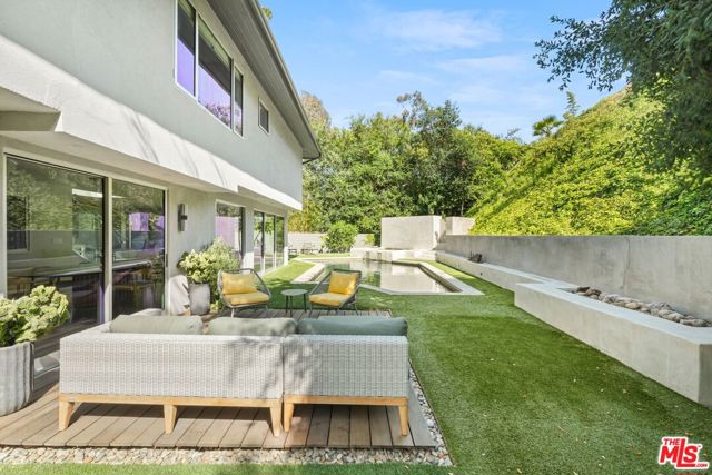 7712 Chandelle Place, Los Angeles CA: https://media.crmls.org/mediaz/1a4f89b3-93f9-4820-935c-44c2d1352c9c.jpg