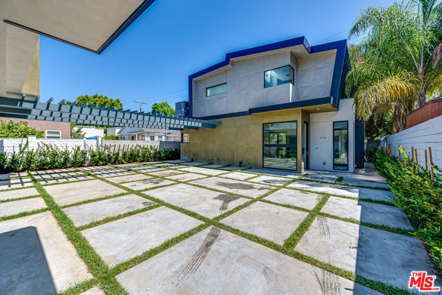 370 N San Vicente Boulevard, West Hollywood CA: https://media.crmls.org/mediaz/1a4f96e5-9da1-4a8e-8e7a-f7ba5b4c38ae.jpg