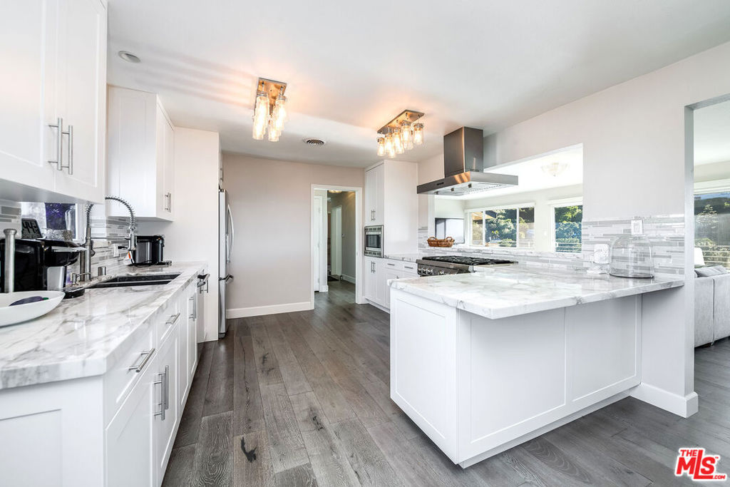 3909 Glenridge DriveSherman Oaks image #17