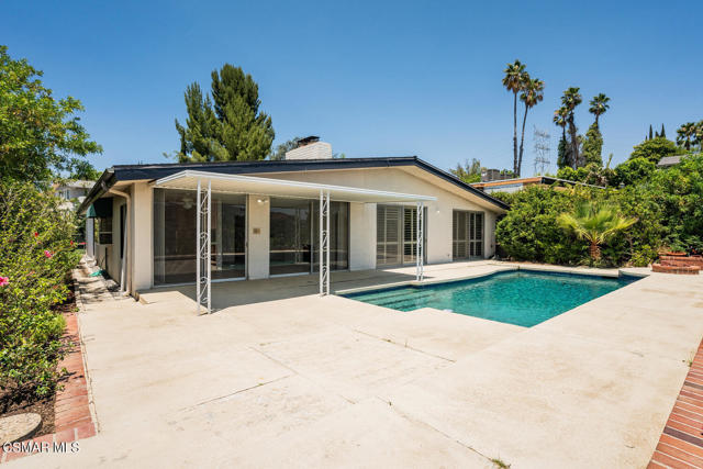 18854 Edleen Drive, Tarzana CA: https://media.crmls.org/mediaz/1a507da1-3be6-40dc-a893-4adc69c2ea05.jpg