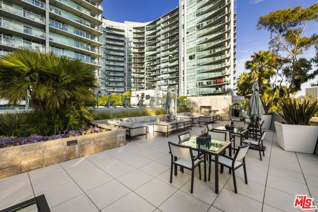 13650 Marina Pointe Drive, Marina del Rey CA: https://media.crmls.org/mediaz/1a50a072-44e1-4ca4-ba36-33d6c80a92f4.jpg