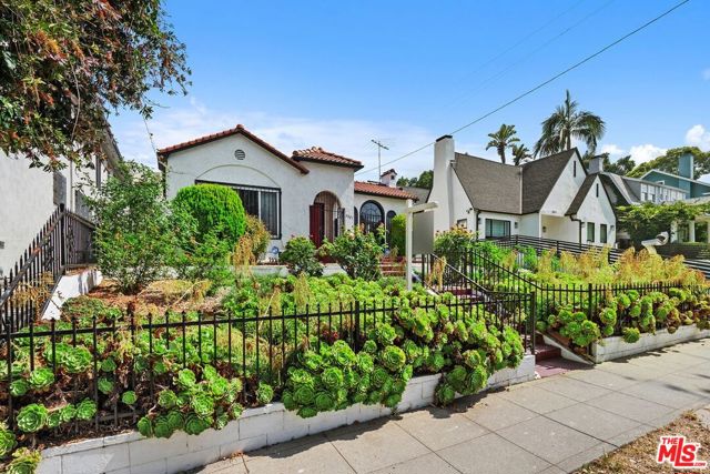 5021 Elmwood Avenue, Los Angeles CA: https://media.crmls.org/mediaz/1a513dae-f410-4eef-a73b-676b29a13bf2.jpg