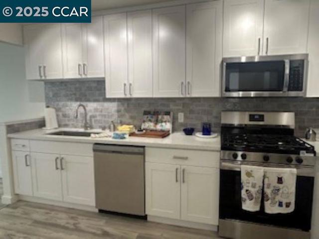 1174 Eddy St, San Francisco CA: https://media.crmls.org/mediaz/1a515b69-d1d7-46ec-af40-b768d2a32e4a.jpg