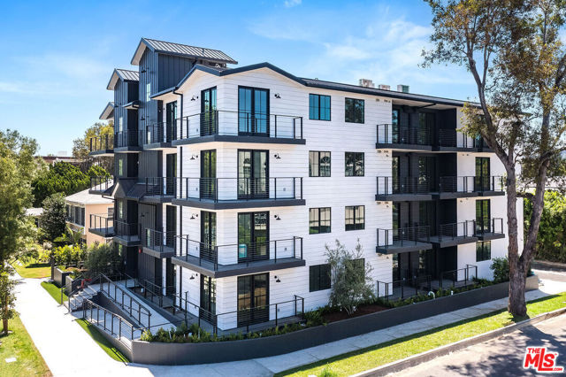 10352 Riverside Drive, Toluca Lake CA: https://media.crmls.org/mediaz/1a5237a3-865c-4636-8f06-a0bcb59d5e06.jpg