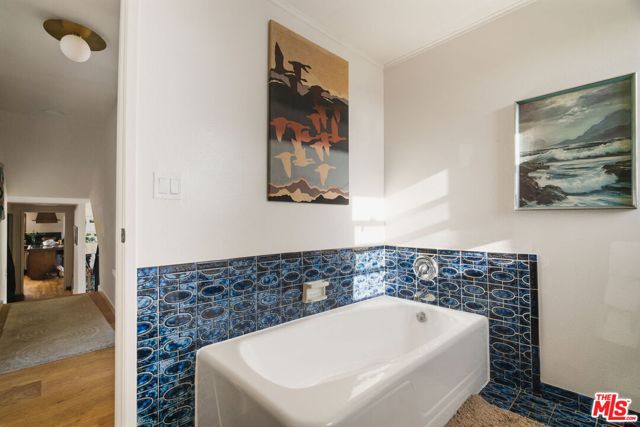 4748 Round Top Drive, Los Angeles CA: https://media.crmls.org/mediaz/1a52e583-00b8-4e77-9ba0-ededb134342b.jpg