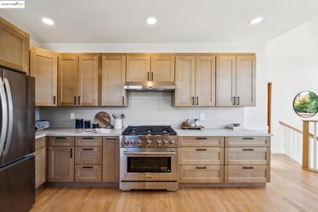 327 Hudson St, Oakland CA: https://media.crmls.org/mediaz/1a530d05-88f3-4bd2-98dd-7c25423226b1.jpg