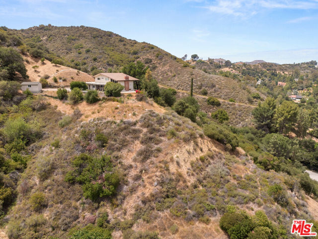 24677 Dry Canyon Cold Creek Road, Calabasas CA: https://media.crmls.org/mediaz/1a53e25b-6a08-4e47-94ef-ebf9df9b5136.jpg
