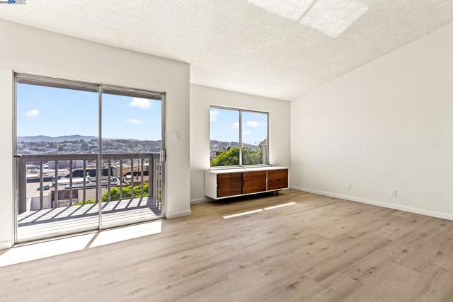 446 Bayview Cir, San Francisco CA: https://media.crmls.org/mediaz/1a546a06-80d7-4c5b-addf-819f6bca3bb3.jpg