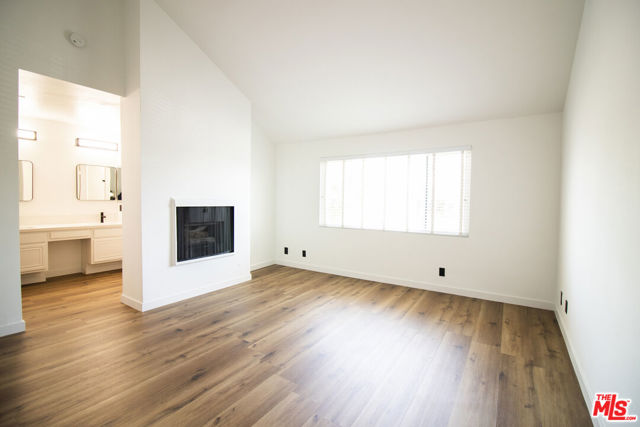 1132 19th Street, Santa Monica CA: https://media.crmls.org/mediaz/1a547bf2-0092-4e8c-9fd4-5d61efbb7bcd.jpg