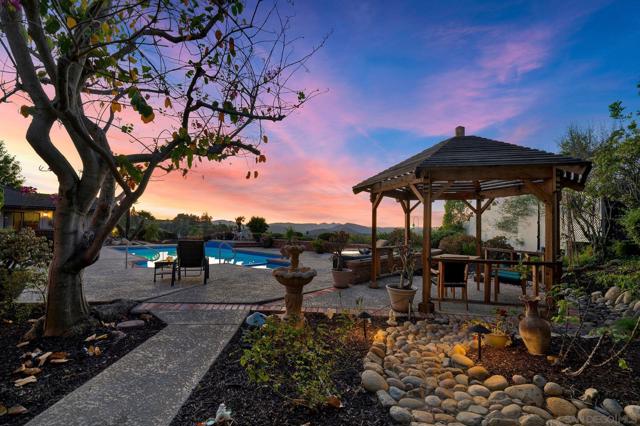 17505 Corte Lomas Verde, Poway CA: https://media.crmls.org/mediaz/1a55211d-b3c6-4ec0-b5f5-9b07137e115f.jpg