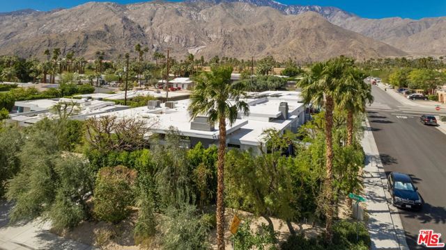 655 E Chuckwalla Road, Palm Springs CA: https://media.crmls.org/mediaz/1a55af2a-07d4-4b30-9737-41907197da2f.jpg