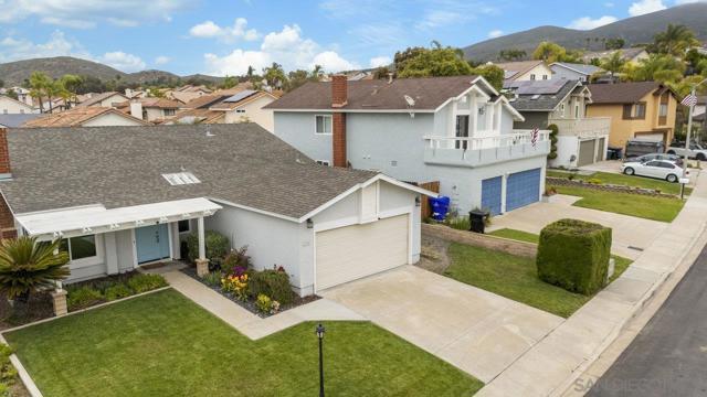 8924 La Cintura Ct, San Diego CA: https://media.crmls.org/mediaz/1a56d0a1-b114-4422-82f9-396783f46215.jpg