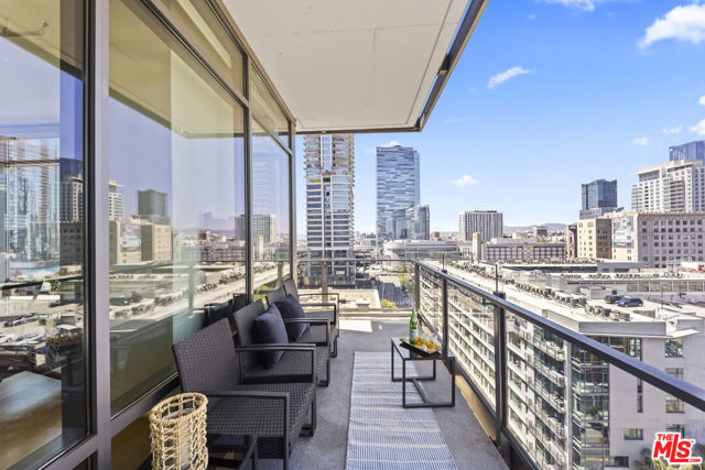 1100 S Hope Street, Los Angeles CA: https://media.crmls.org/mediaz/1a58140b-64f7-4ed7-95c9-0730f571cd05.jpg