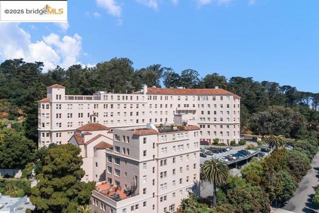 351 Buena Vista Ave E, San Francisco CA: https://media.crmls.org/mediaz/1a585545-7c23-4684-9c45-4bfe1b24c324.jpg