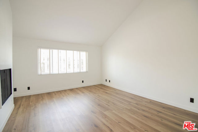 1132 19th Street, Santa Monica CA: https://media.crmls.org/mediaz/1a5908a8-f897-4984-aeba-02a24f21e6b8.jpg