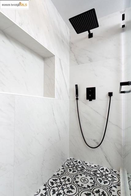 1515 Hampel St, Oakland CA: https://media.crmls.org/mediaz/1a5936a2-ba67-4b84-80d1-837eeca77c3d.jpg