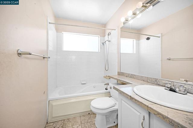 2571 Twin Creeks Dr, San Ramon CA: https://media.crmls.org/mediaz/1a598c50-a1f3-4642-aca3-995d5812fd66.jpg