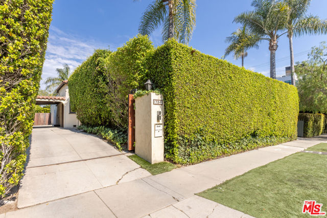 724 N Spaulding Avenue, Los Angeles CA: https://media.crmls.org/mediaz/1a5a483f-00c8-4600-8791-a95abef7d6c4.jpg