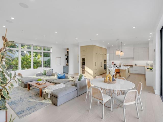 60 Glengarry Way, Hillsborough CA: https://media.crmls.org/mediaz/1a5ace18-23a4-4707-9057-af8ce60d2dd6.jpg