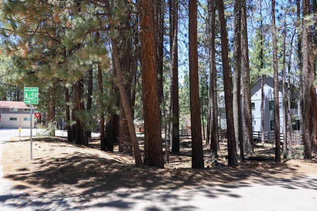 689 Summit Boulevard, Big Bear CA: https://media.crmls.org/mediaz/1a5c358e-4719-4ab5-bb0f-536fb78dc5a9.jpg