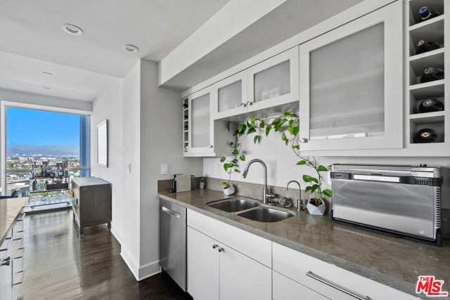 2220 Avenue Of The Stars, Los Angeles CA: https://media.crmls.org/mediaz/1a5d9eb3-35c9-4366-9bbc-4f1293cddbbb.jpg