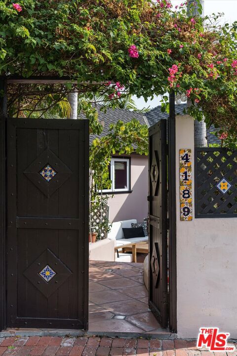 4189 Holly Knoll Drive, Los Angeles CA: https://media.crmls.org/mediaz/1a5faccd-30a8-4cd4-920e-d9ea59d8133d.jpg