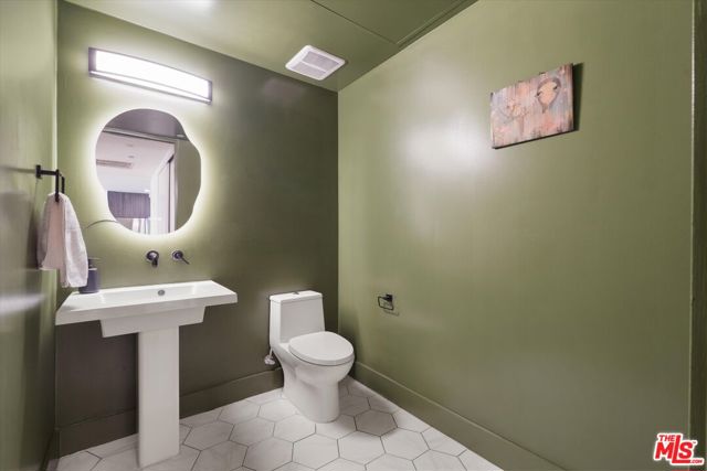 1345 Havenhurst Drive, West Hollywood CA: https://media.crmls.org/mediaz/1a5fe5f3-a3bf-4253-a34e-fda29b9b750d.jpg