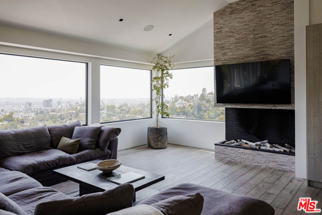 2532 Canyon Oak Dr, Los Angeles CA: https://media.crmls.org/mediaz/1a5ffd81-9bcf-4079-8e19-65fa7bc24452.jpg