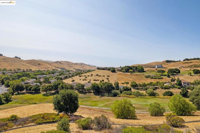 6686 Chalk Hill Ln, Vallejo CA: https://media.crmls.org/mediaz/1a602a04-33a7-4984-b118-763111e74870.jpg