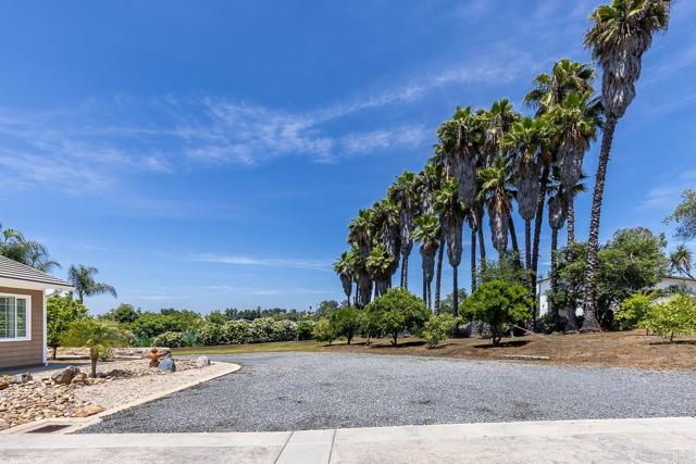 10166 Rancho Roble Rd., Escondido CA: https://media.crmls.org/mediaz/1a604a86-faca-4b5a-8367-c90b665f3dad.jpg