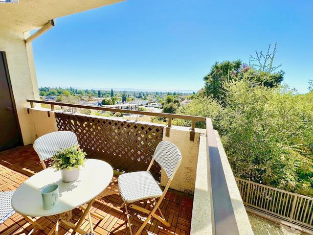21239 Gary Dr, Hayward CA: https://media.crmls.org/mediaz/1a6111c6-4952-42ab-a65e-ca18de93c181.jpg