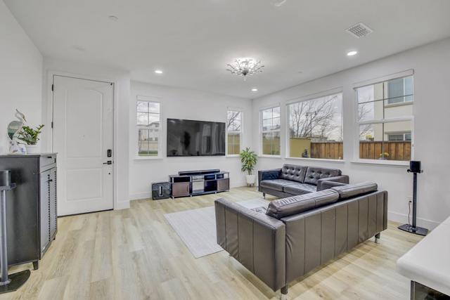 1426 S Central Parkway, Mountain House CA: https://media.crmls.org/mediaz/1a615106-293a-45c6-8d58-5e446a6209b6.jpg