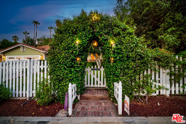 5252 Vanalden Avenue, Tarzana CA: https://media.crmls.org/mediaz/1a6161f4-5c8e-474c-807c-4317125edc08.jpg