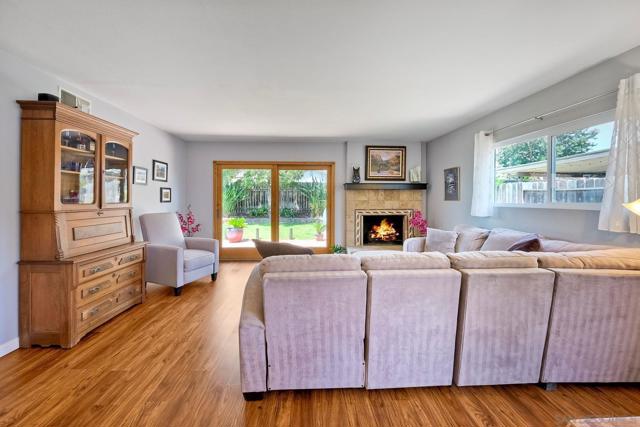 13144 Avenida Grande, San Diego CA: https://media.crmls.org/mediaz/1a619397-d0cb-43ff-a60c-78f4c43ff381.jpg