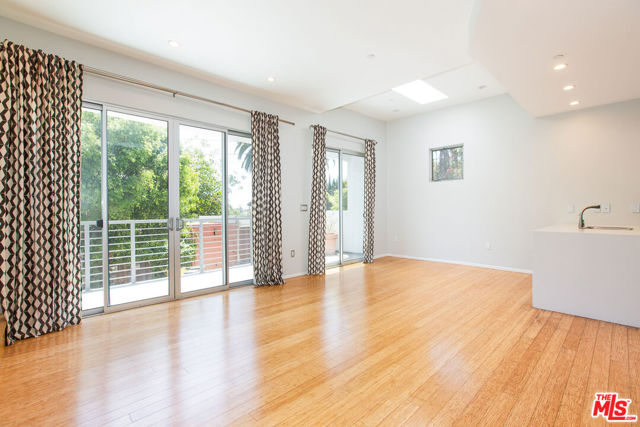3907 De Longpre Avenue, Los Angeles CA: https://media.crmls.org/mediaz/1a61e347-28ec-467a-b7ec-4b5642574ea3.jpg